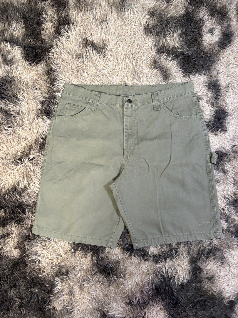Wrangler Green Carpenter Shorts Size 36 (Category: Shorts) located in Manila. Submitted by _valuevault777 (Listing ID 1469180078, Image 3). Description: - Brand: Wrangler - Size: 36 - Material: 100% cotton canvas - Color: Green - Features: Classic utility pockets, hammer loop, button closure, and zip fly - Origin: Made in Mexico - Condition: Great everyday workwear piece.