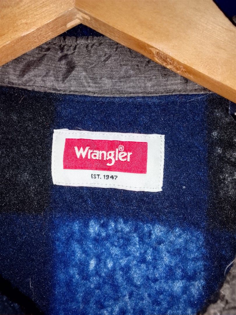 Wrangler Sherpa Jacket (Category: Coats, Jackets and Outerwear) located in Dasmarinas. Submitted by alexander24 (Listing ID 1469312494, Image 2). Description: Wrangler Sherpa Jacket Size: Large Dimes: W21 x L29 Condition: Excellent Color rate: 9.8/10 Issue: Need wash.