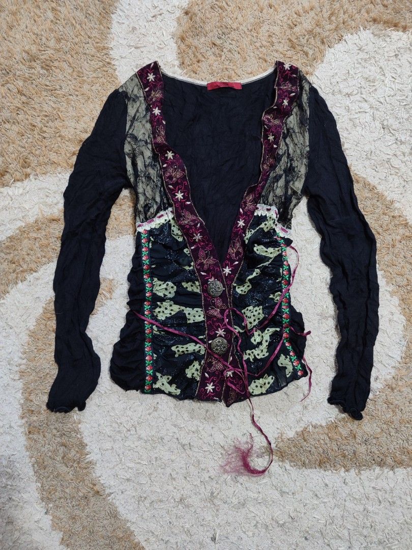 Y2K CARDIGAN (Category: Longsleeves) located in Pagadian. Submitted by miraculouspat (Listing ID 1469302464, Image 1). Description: L 20 W 11 10/10 COLOR ASNEW CONDITION AUTHENTIC NO ISSUE COLOR MAY VARY DUE TO LIGHT.