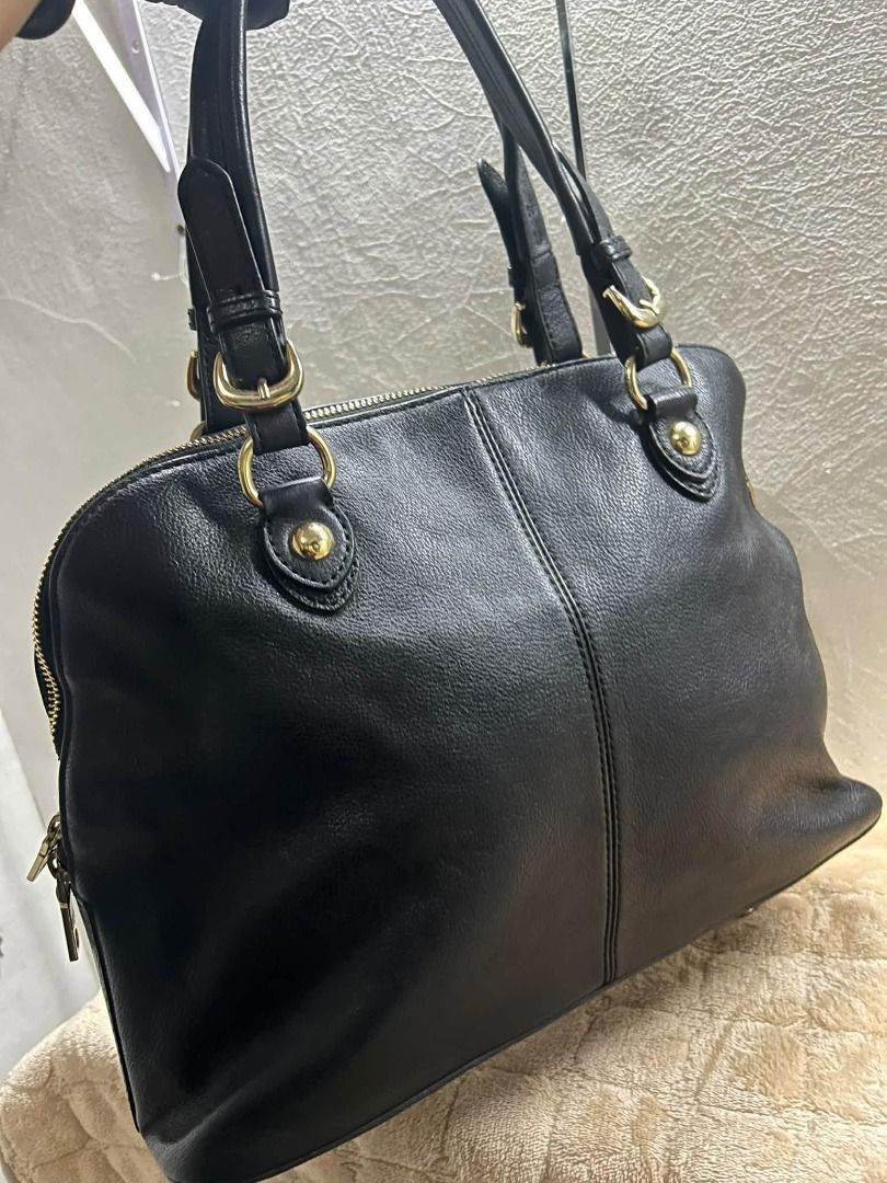 Y2K DKNY GENUINE LEATHER (Category: Shoulder Bags) located in Caloocan City. Submitted by j3ngsanity (Listing ID 1469295664, Image 3). Description: ISSUE : MIN LEATHER SCRATCH / NEED CLEANING / SIGN OF USAGE YKK ZIP .