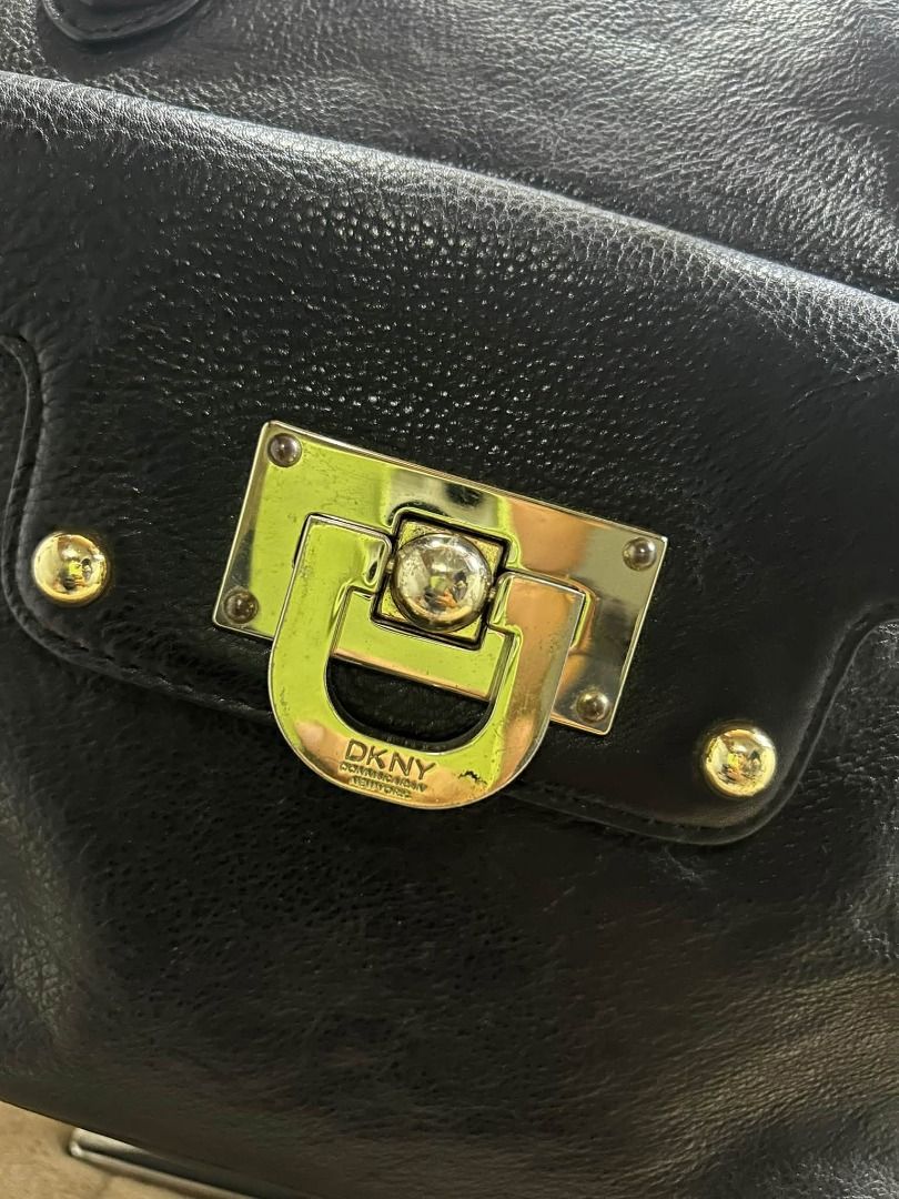 Y2K DKNY GENUINE LEATHER (Category: Shoulder Bags) located in Caloocan City. Submitted by j3ngsanity (Listing ID 1469295664, Image 2). Description: ISSUE : MIN LEATHER SCRATCH / NEED CLEANING / SIGN OF USAGE YKK ZIP .