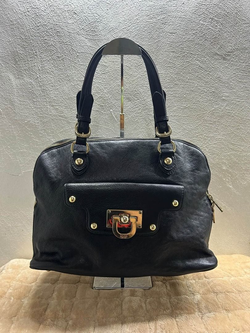 Y2K DKNY GENUINE LEATHER (Category: Shoulder Bags) located in Caloocan City. Submitted by j3ngsanity (Listing ID 1469295664, Image 1). Description: ISSUE : MIN LEATHER SCRATCH / NEED CLEANING / SIGN OF USAGE YKK ZIP .