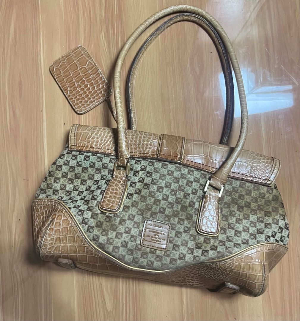 Y2k Liz Claiborne monogram shoulder bag (Category: Shoulder Bags) located in Manila. Submitted by senggggg. (Listing ID 1469190627, Image 3). Description: good condition working zip minimal sign of use and dirt washable.