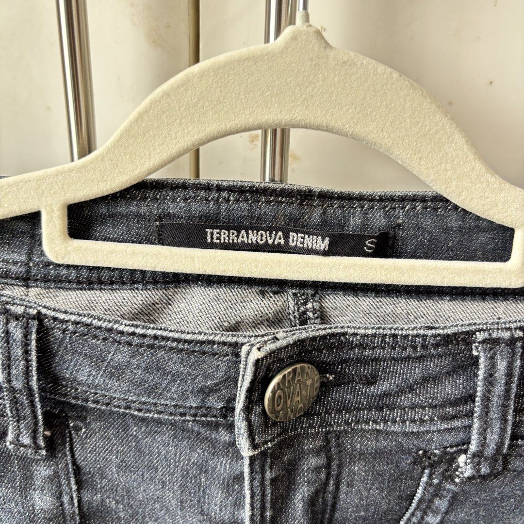 y2k skirt (Category: Skirts) located in Manila. Submitted by lavieelle (Listing ID 1469227404, Image 3). Description: - authentic terranova skirt - bought internationally - vintage style, worn out tag due to storage - best fit xs to small frames - rfs: decluttering .