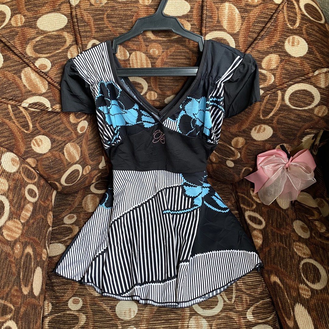 Y2k stripe tunic top (Category: Others Tops) located in Manila. Submitted by thriftfindsbyshei-2nd (Listing ID 1469275932, Image 1). Description: Small Need wash (thrifted).