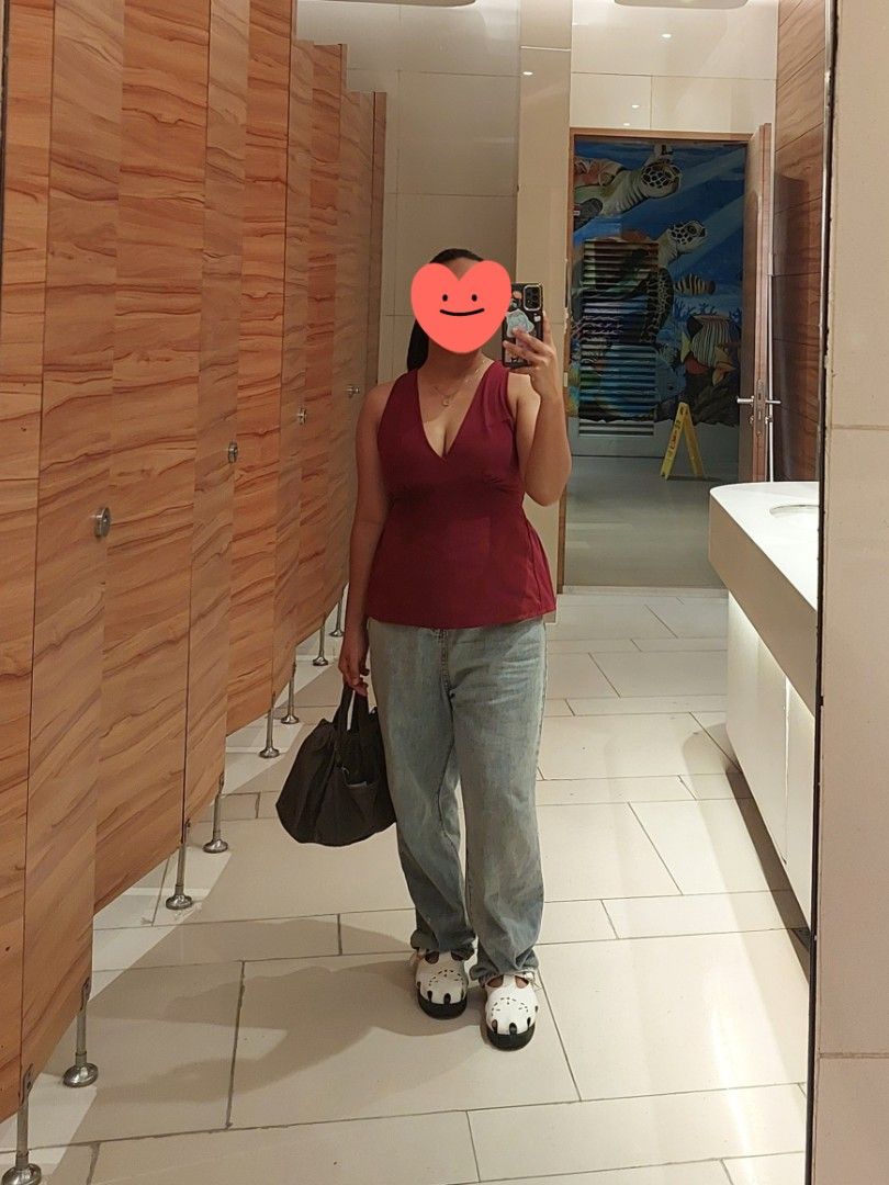 yellow sleeveless vneck top (Category: Sleeveless) located in Pasay City. Submitted by umuulan (Listing ID 1469307818, Image 2). Description: vneck sleeveless trendy top -bought on tiktok -only used once or twice huhu masikip of my broad shoulders -size m but best fit small-semi medium -2nd pic for when worn but maroon color haha wala ako pic nung yellow payment: maribank, gcash, gotyme, bdo delivery: lalamove, j&t shipping only every monday-wedn