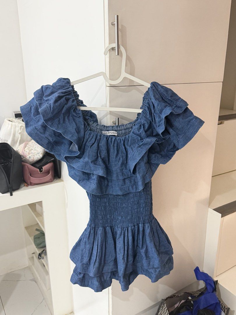 yong studio shirred top denim (Category: Blouses) located in Manila. Submitted by iloveclothes5678 (Listing ID 1469249912, Image 2). Description: size m but i’m xs and it fits me well fits xs to m ALL ITEMS ARE BRAND NEW UNLESS STATED OTHERWISE. all items are authentic. tags are removed for laundry but most of these i never got to wear / don’t have an occasion for. NO LAWBALLERS. NO EXTRA PHOTOS. no when worn.