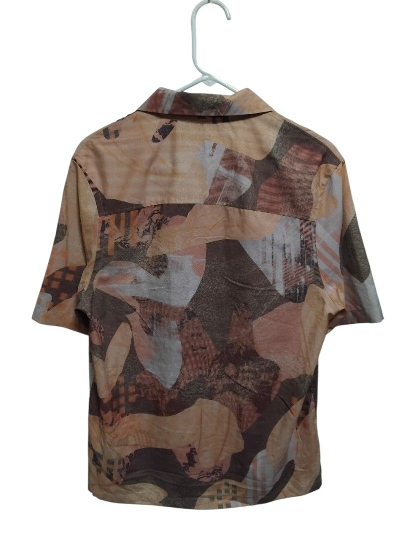 Zara Abstract Print Open Collar Shirt (Category: Tshirts & Polo Shirts ) located in Pasig City. Submitted by hustlexcurate (Listing ID 1469256205, Image 3). Description: Zara Abstract Print Open Collar Shirt Size S on tag fits MEDIUM Dimensions: 20X28.