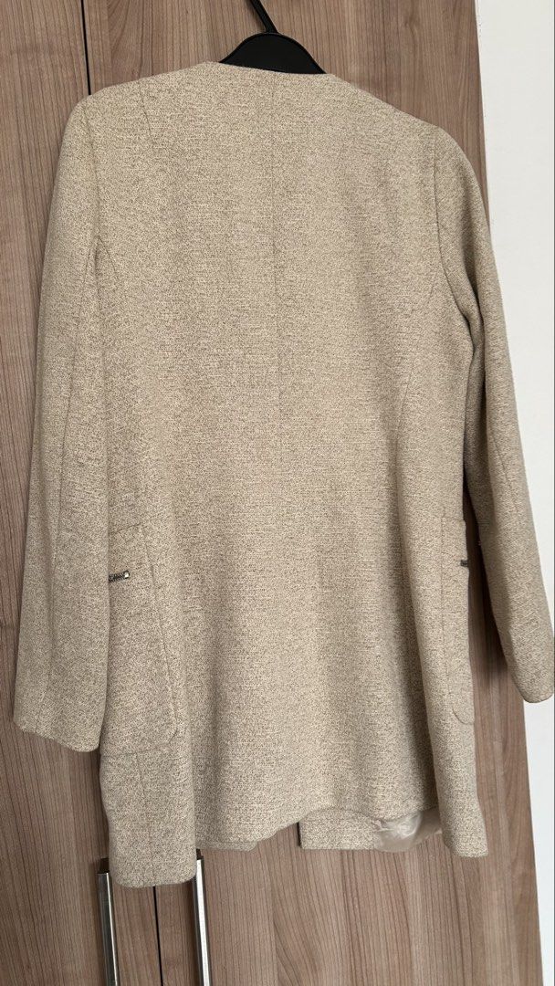 Zara Basic Collection Beige Tweed Zip Jacket Size XL (Category: Coats, Jackets and Outerwear) located in Pasig City. Submitted by eenamagg (Listing ID 1469357220, Image 2). Description: - Brand: Zara Basic Collection - Size: EUR XL / USA XL / MEX 32 - Material/Style: Beige textured tweed fabric with clean interior lining - Closure: Full front silver metal zipper - Pockets: Two functional front pockets with silver zippers - Design: Classic collarl
