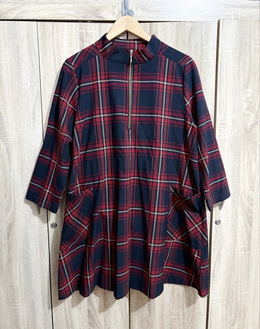 Zara Oversized Basic Plaid Red Navy Zip Dress (Category: Dresses) located in Manila. Submitted by topsh0ppe (Listing ID 1469239942, Image 1). Description: - Brand: Zara Basic - Style: Plaid shift dress (loose fit) - Color: Red and Navy - Size: XL (Made in Turkey) - Details: Mock neck, gold front half-zip, 3/4 sleeves, two front patch pockets Fits up to 2XL Armpit to armpit 44in Waist up to 50in Armhole 10.5in Length 37in .