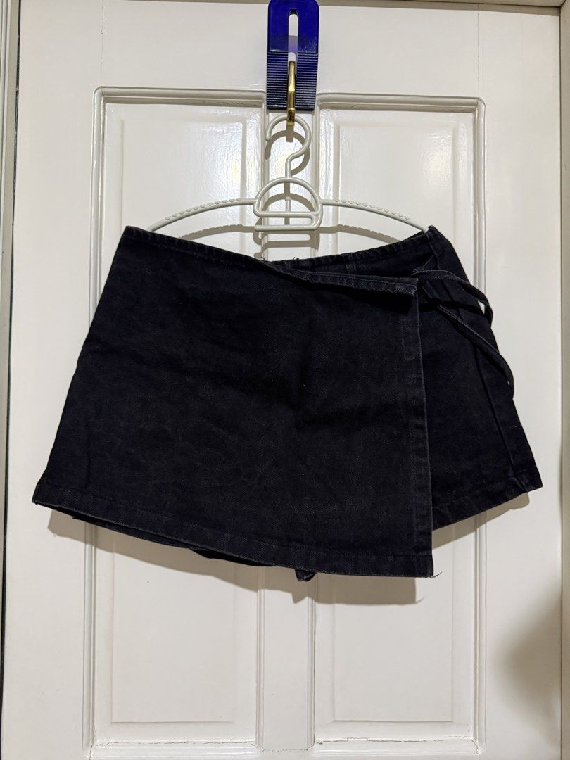 Zara Black Denim Wrap Skort (Category: Skirts) located in Marikina City. Submitted by louvy.r (Listing ID 1469385753, Image 1). Description: Fits 31-32 waist.