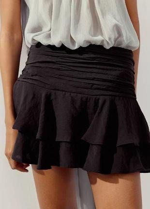 Zara Black Ruffed Hem Skort (Category: Other Bottoms) located in Taguig. Submitted by madeasoncloset (Listing ID 1469219372, Image 3). Description: ICute skort, brand new with no tags! 🖤✨ Never got the chance to wear it because I had an accident and got scars on my feet. 🥹 Bought for ₱1,995 and still looks store-fresh! 💕 Get this cute piece for a steal! 🛍️.