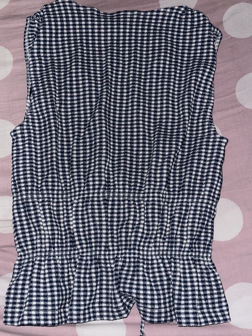 ZARA Blue Gingham Tie-Front Top 💙 (Category: Blouses) located in Valenzuela. Submitted by prelovedbykkaisha (Listing ID 1469229414, Image 3). Description: Brand: Zara Size: Small (S) — EUR S / MEX 26 Color: blue and white Style: Sleeveless V-neck top Details: Gingham checkered pattern with adjustable front tie and a fitted waist Condition: Like new (used once) Cute and easy to style! Perfect for a casual, coquette, or summer look. Pair it with j