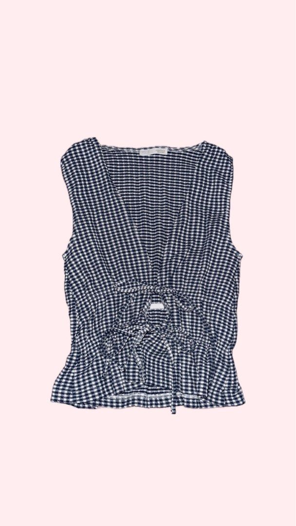 ZARA Blue Gingham Tie-Front Top 💙 (Category: Blouses) located in Valenzuela. Submitted by prelovedbykkaisha (Listing ID 1469229414, Image 1). Description: Brand: Zara Size: Small (S) — EUR S / MEX 26 Color: blue and white Style: Sleeveless V-neck top Details: Gingham checkered pattern with adjustable front tie and a fitted waist Condition: Like new (used once) Cute and easy to style! Perfect for a casual, coquette, or summer look. Pair it with j