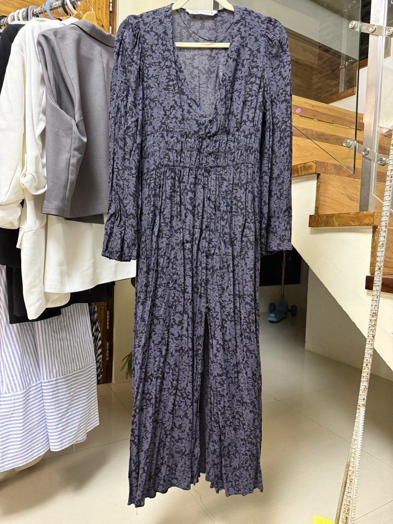 Zara Boho Grey Floral Maxi Dress (Category: Dresses) located in Manila. Submitted by kjscloset_ (Listing ID 1469341012, Image 2). Description: NO LOWBALLING ‼️ Issues: Loose garter on both sleeves RFS: Decluttering Price is negotiable Payment first (Gcash only) Zara grey maxi dress featuring a dark floral print, deep V-neckline, long sleeves, and a flattering smocked waist. Includes a front button placket and leg slit. Size XXS, lightweight, and 