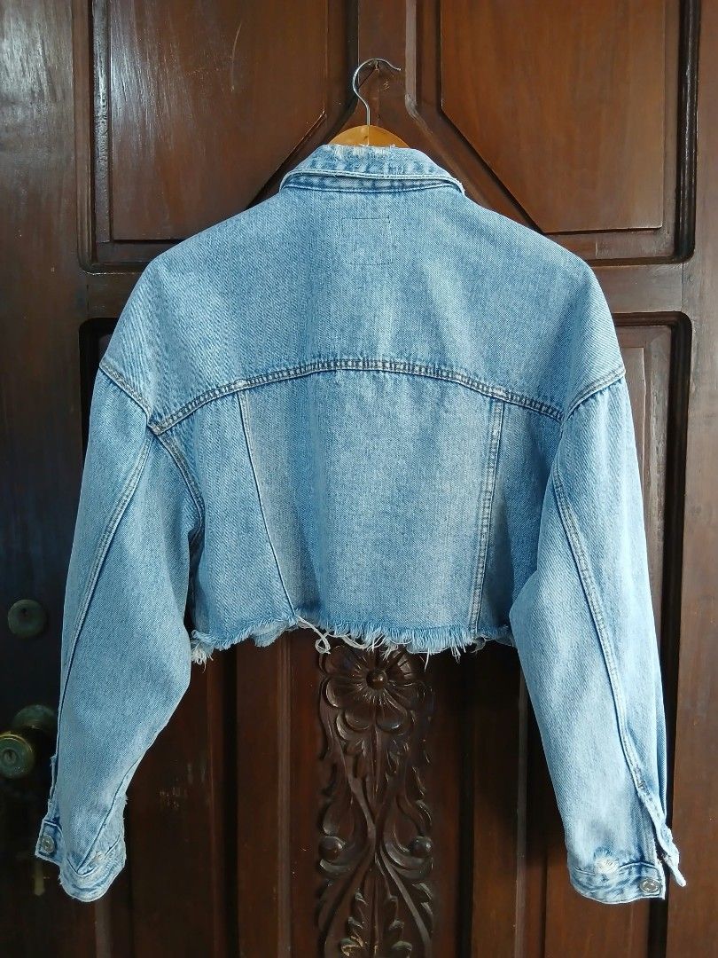 Zara Cropped Denim Jacket (Category: Coats, Jackets and Outerwear) located in Taytay. Submitted by decluttering_queen (Listing ID 1469372091, Image 2). Description: - Brand: Zara - Color: Light blue wash - Size: L (Tag) - Material/Origin: Made in Pakistan - Style: Cropped length with raw frayed hem - Details: Button-up front, chest flap pockets, long sleeves with button cuffs - Condition: Excellent/Ready to wear.
