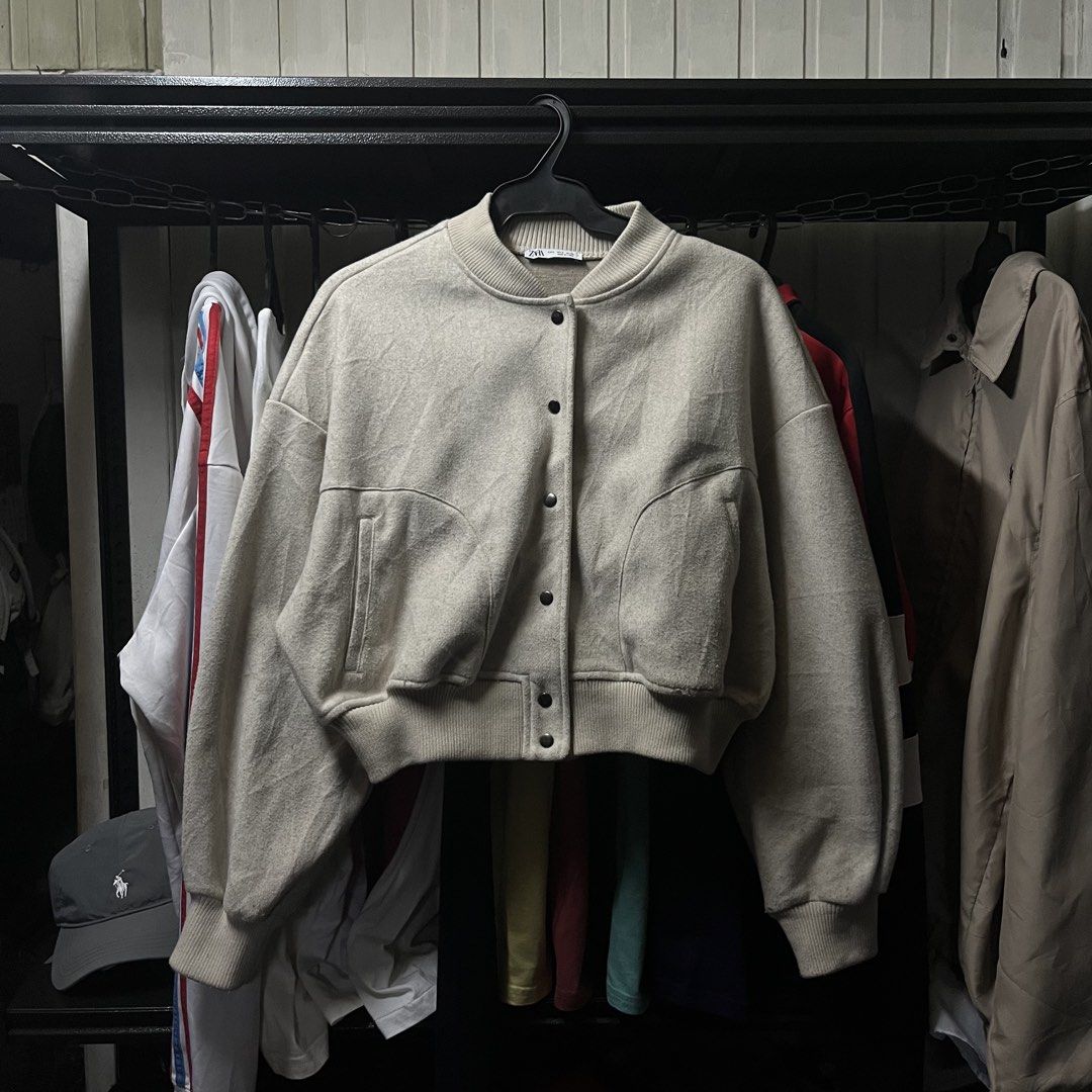 Zara Cropped Jacket Cream (Category: Coats, Jackets and Outerwear) located in Muntinlupa City. Submitted by ninenine.collective (Listing ID 1469320290, Image 1). Description: dimes 21.5/19.5.