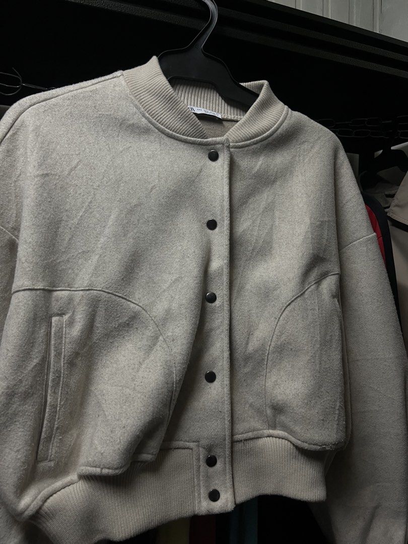 Zara Cropped Jacket Cream (Category: Coats, Jackets and Outerwear) located in Muntinlupa City. Submitted by ninenine.collective (Listing ID 1469320290, Image 2). Description: dimes 21.5/19.5.