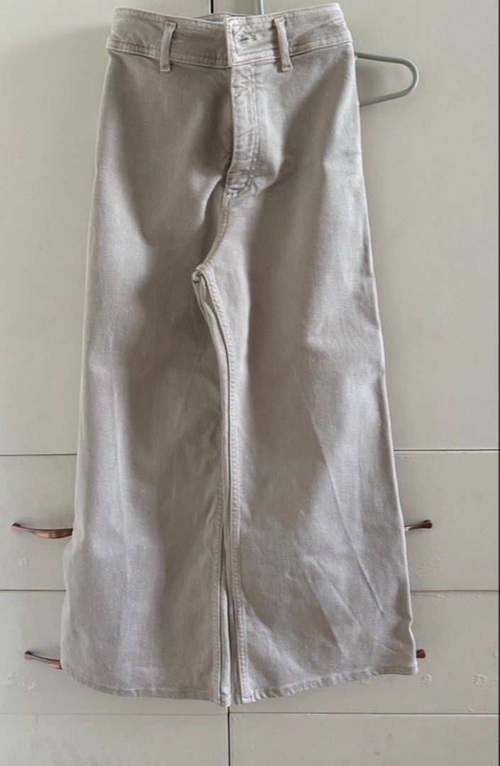 Zara Cropped Wide Leg Pants (Category: Jeans) located in Quezon City. Submitted by sopya_preloved (Listing ID 1469301281, Image 1). Description: rfs: wrong size :( .