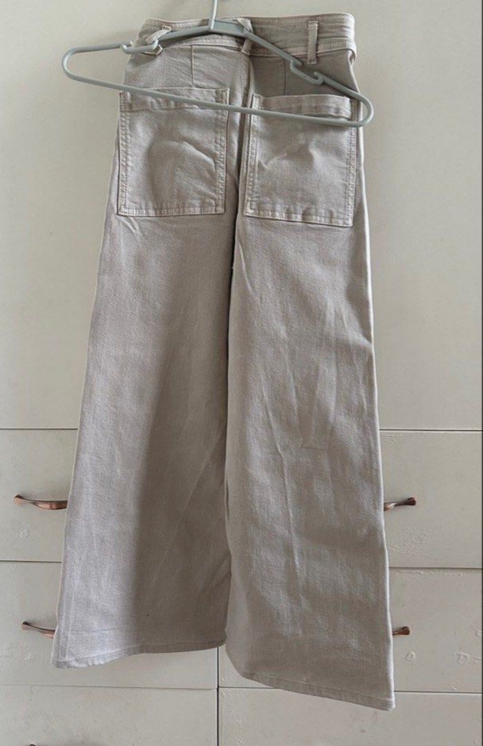 Zara Cropped Wide Leg Pants (Category: Jeans) located in Quezon City. Submitted by sopya_preloved (Listing ID 1469301281, Image 2). Description: rfs: wrong size :( .