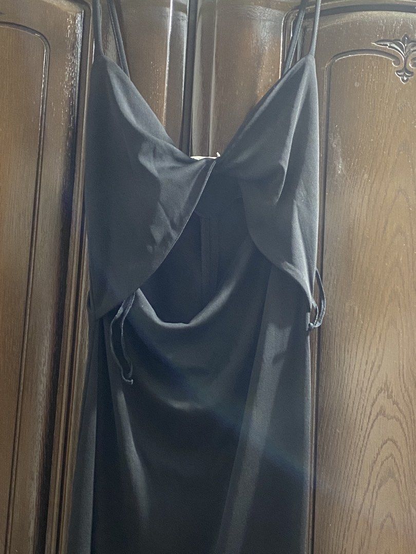Zara Cut Out Black Dress (Category: Dresses) located in Caloocan City. Submitted by bea_d_ (Listing ID 1469282482, Image 3). Description: Zara Cut Out Black Dress in Size M Never been worn, cut price tags only Message me for more deets! Loc: QC.