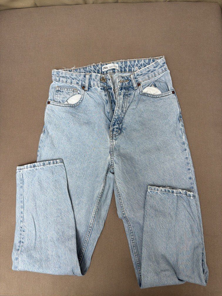 Zara Denim Mom Jeans (Category: Jeans) located in Las Pinas. Submitted by thealyssacloset (Listing ID 1469242999, Image 1). Description: .