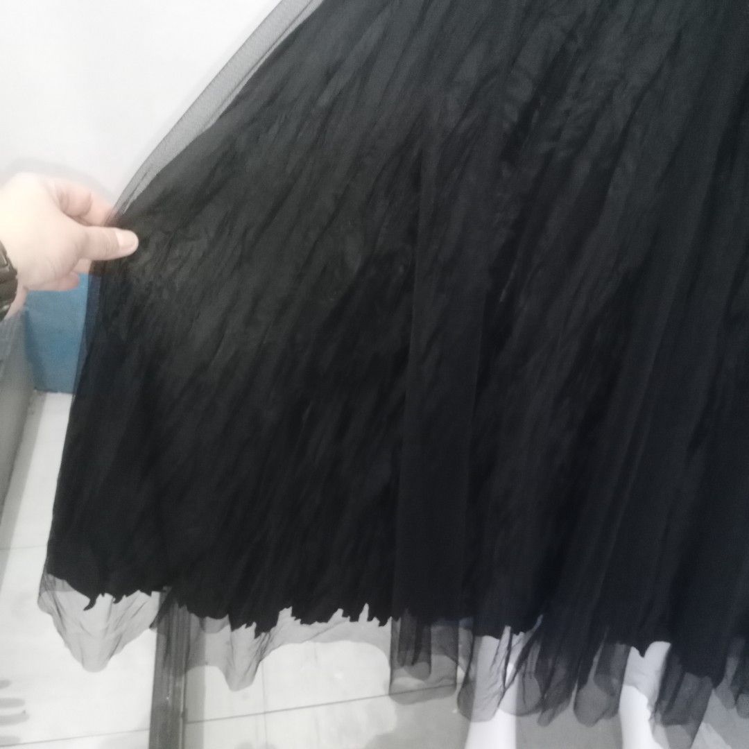 Zara Double Black Skirt (Category: Skirts) located in Manila. Submitted by shoekendi (Listing ID 1469333435, Image 3). Description: looks new.