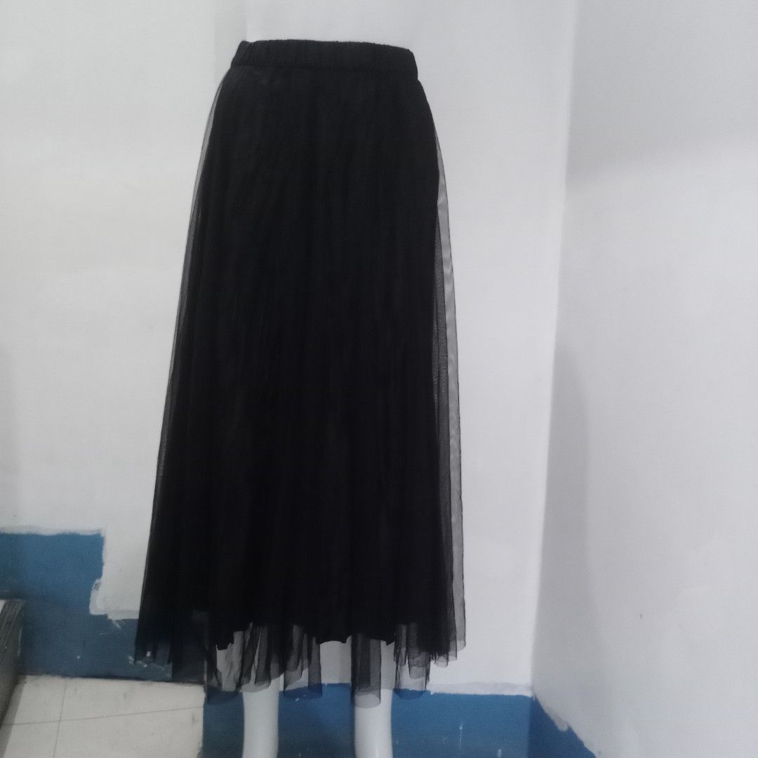 Zara Double Black Skirt (Category: Skirts) located in Manila. Submitted by shoekendi (Listing ID 1469333435, Image 2). Description: looks new.