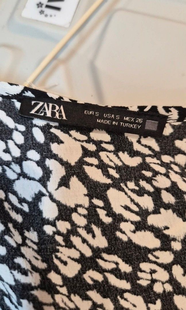 Zara Dress (Category: Dresses) located in San Andres. Submitted by helpmedeclutter08 (Listing ID 1469351935, Image 2). Description: Small on tag. Can fit xs-small. Super nice in actual..