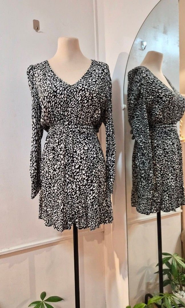 Zara Dress (Category: Dresses) located in San Andres. Submitted by helpmedeclutter08 (Listing ID 1469351935, Image 1). Description: Small on tag. Can fit xs-small. Super nice in actual..
