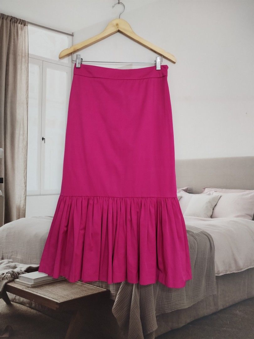 Zara fuschia skirt (Category: Skirts) located in Lucena. Submitted by styleddsc (Listing ID 1469221165, Image 2). Description: Fits 28" waistline.