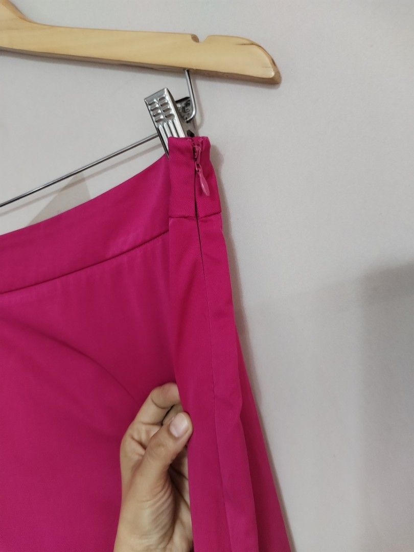 Zara fuschia skirt (Category: Skirts) located in Lucena. Submitted by styleddsc (Listing ID 1469221165, Image 3). Description: Fits 28" waistline.