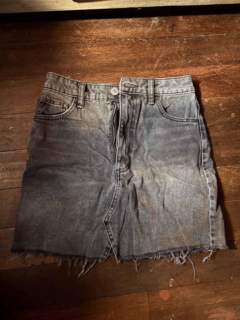 Zara Grey Denim Skirt Size S (Category: Skirts) located in Marikina City. Submitted by arteleur (Listing ID 1469188325, Image 1). Description: - Brand: Zara - Style: Washed grey denim skirt with raw frayed hem - Size: S - Features: Classic button & zip fly, front and back pockets - Origin: Made in Bangladesh - Versatile piece, perfect for pairing with basic tees or hoodies.