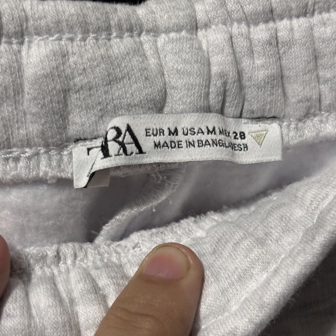 ZARA Grey Sweatpants Medium (Category: Joggers) located in Caloocan City. Submitted by bonsatocha43876 (Listing ID 1469326537, Image 2). Description: - Brand: Zara (Grupo Inditex) - Color: Grey - Size: Medium (Waist: 28 to 34 inches, Length: 37 inches) - Condition: Very good - Features: Elastic waistband with drawstring, cuffed ankles, and cozy inner material - Origin: Made in Bangladesh.