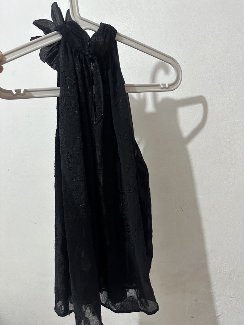 Zara Jacquard Halter Top (Category: Blouses) located in Manila. Submitted by jean_closet (Listing ID 1469336019, Image 3). Description: Used once Flower is not detachable Versatile wear and very flattering Xs on tag - can fit up to small frames and i think semi-M too Fabric is flowy.
