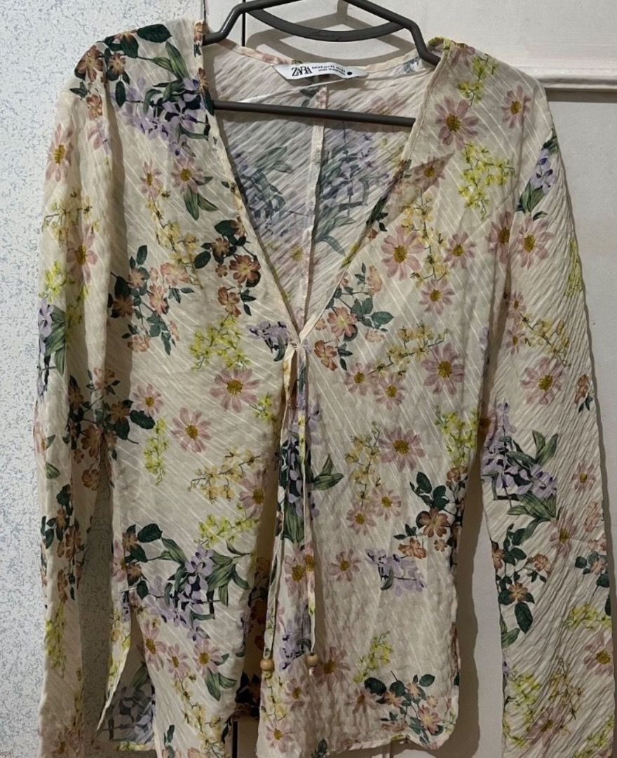 ZARA Longsleeve floral blouse (Category: Blouses) located in Cavite. Submitted by classicsale (Listing ID 1464223883, Image 2). Description: Zara Floral Blouse Size: XS Light Blouse Price: Php 290 + Shipping fee Shipping: J&T Payment: Gcash / Maya DM more info **SOLD ITEMS ARE DELETED**.