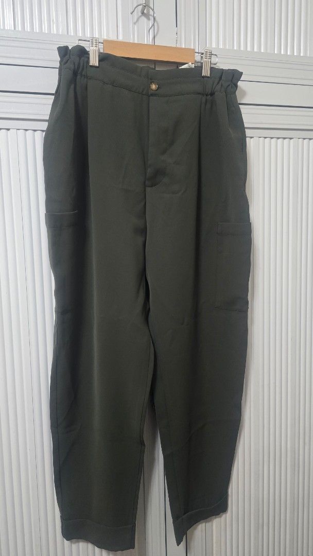 Zara Olive Green Cargo Pants (Category: Jeans) located in Cabanatuan. Submitted by belle_1013 (Listing ID 1469312408, Image 1). Description: - Brand: Zara - Color: Olive green - Size: EUR 40 / USA 08 / MEX 30 - Style: High paperbag waist with elastic band and front button closure - Features: Functional side cargo pockets and chic rolled cuffs - Origin: Made in Morocco - Condition: Excellent, ready to wear.