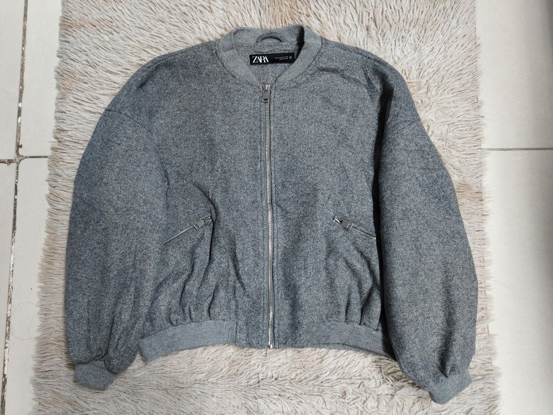 Zara Oversized Bomber Jacket (Category: Coats, Jackets and Outerwear) located in Angeles City. Submitted by miss_independent01 (Listing ID 1469311159, Image 3). Description: Zara Oversized Bomber Jacket Color: Grey Width: 28 (Small on tag) Length: 21 Sleeve: 18 Shoulder: 24.5 MOP: Gcash ✅ Mine Now, Pay Now ✅ First to Pay, Gets the Item 📍 PAMPANGA Courier: JnT 🚚🚚 PM 💌💌.