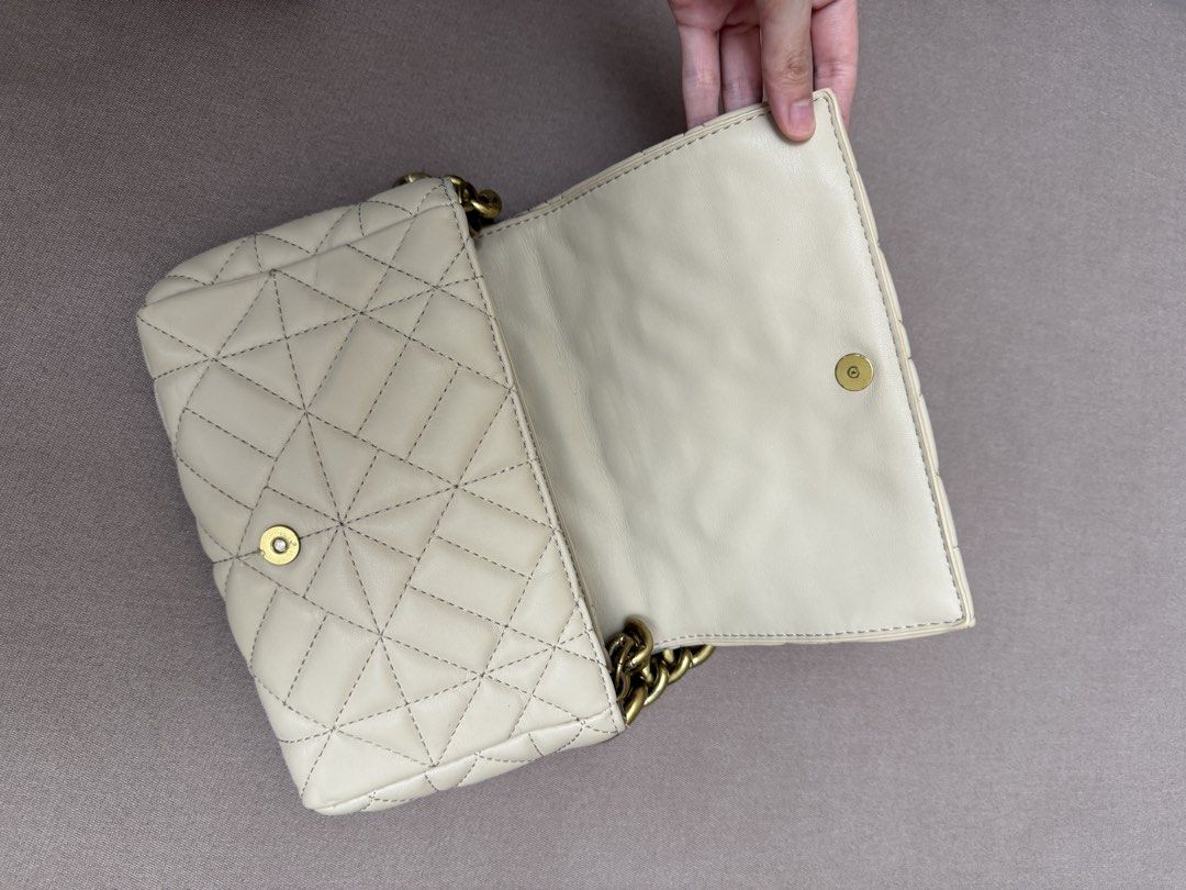 Zara Quilted Bag Beige (Category: Shoulder Bags) located in Las Pinas. Submitted by thealyssacloset (Listing ID 1469206548, Image 3). Description: Still in great condition!.