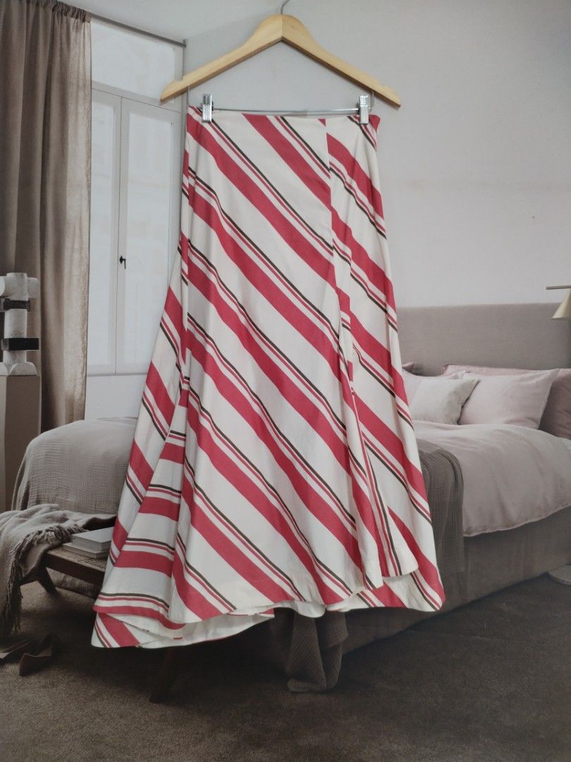 Zara striped maxi skirt (Category: Skirts) located in Lucena. Submitted by styleddsc (Listing ID 1469163635, Image 2). Description: Xs on tag fits small Fits 27-28"waistline.