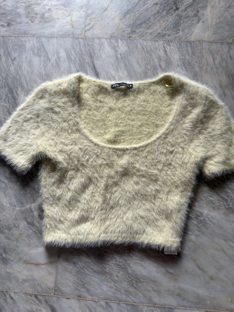 Zara Velvet Crop Top (Category: Blouses) located in Cainta. Submitted by veronicasdeclutter (Listing ID 1469173305, Image 1). Description: .