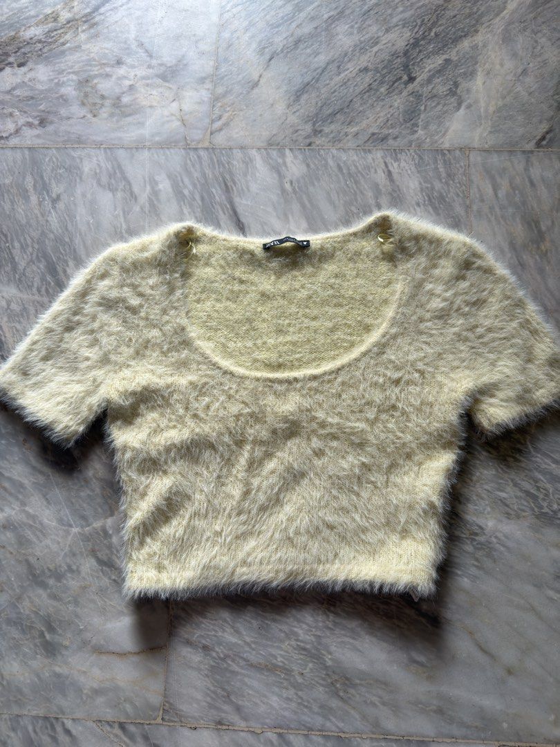 Zara Velvet Crop Top (Category: Blouses) located in Cainta. Submitted by veronicasdeclutter (Listing ID 1469173305, Image 3). Description: .