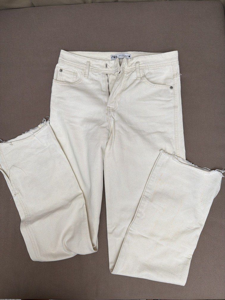 Zara White Cutoff Jeans (Category: Jeans) located in Las Pinas. Submitted by thealyssacloset (Listing ID 1469216377, Image 2). Description: .