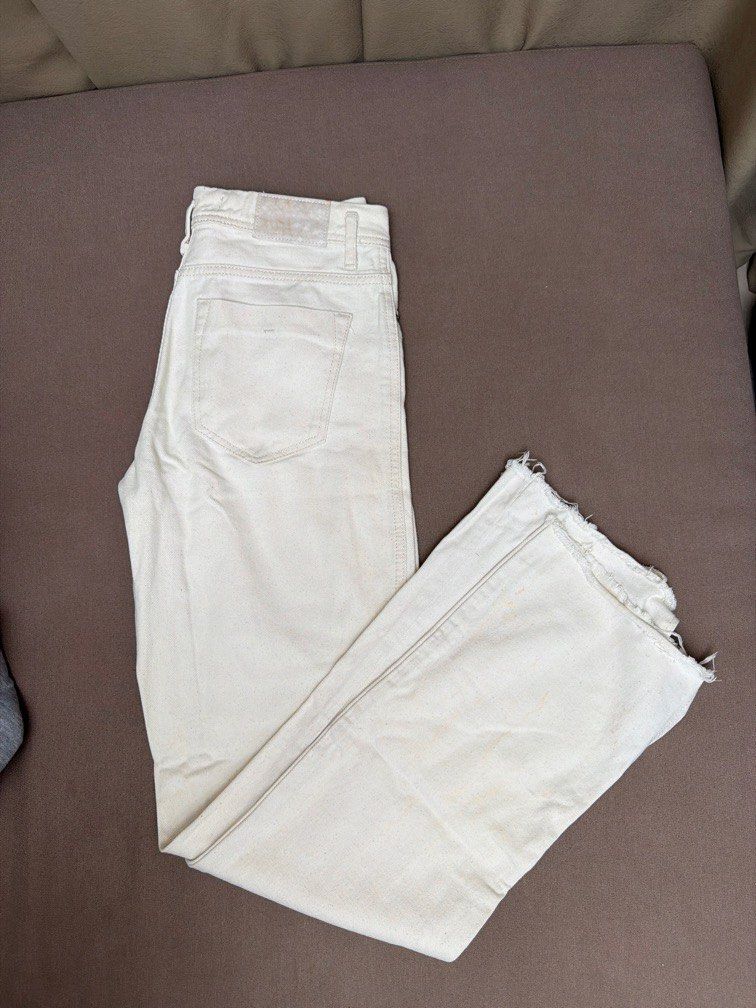 Zara White Cutoff Jeans (Category: Jeans) located in Las Pinas. Submitted by thealyssacloset (Listing ID 1469216377, Image 1). Description: .