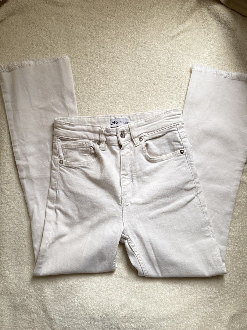 Zara White Flare Pants (Category: Jeans) located in Mandaue City. Submitted by meh.soh (Listing ID 1469201569, Image 1). Description: size: 26 length: 37.5-38 Mode of Payment: Gcash Delivery: Maxim (within Cebu/j&t outside Cebu) Location: Mandaue, Cebu.