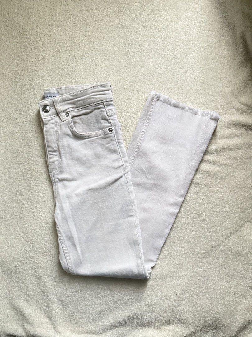 Zara White Flare Pants (Category: Jeans) located in Mandaue City. Submitted by meh.soh (Listing ID 1469201569, Image 2). Description: size: 26 length: 37.5-38 Mode of Payment: Gcash Delivery: Maxim (within Cebu/j&t outside Cebu) Location: Mandaue, Cebu.