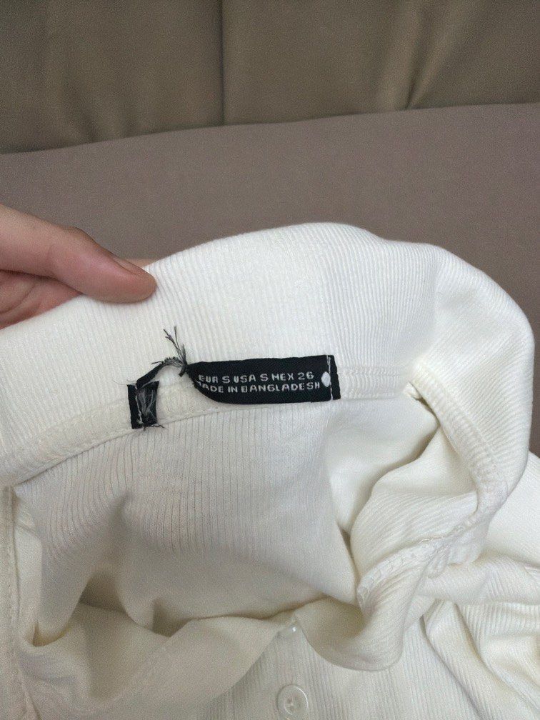 Zara white long sleeves crop top (Category: Longsleeves) located in Las Pinas. Submitted by thealyssacloset (Listing ID 1469218104, Image 3). Description: .