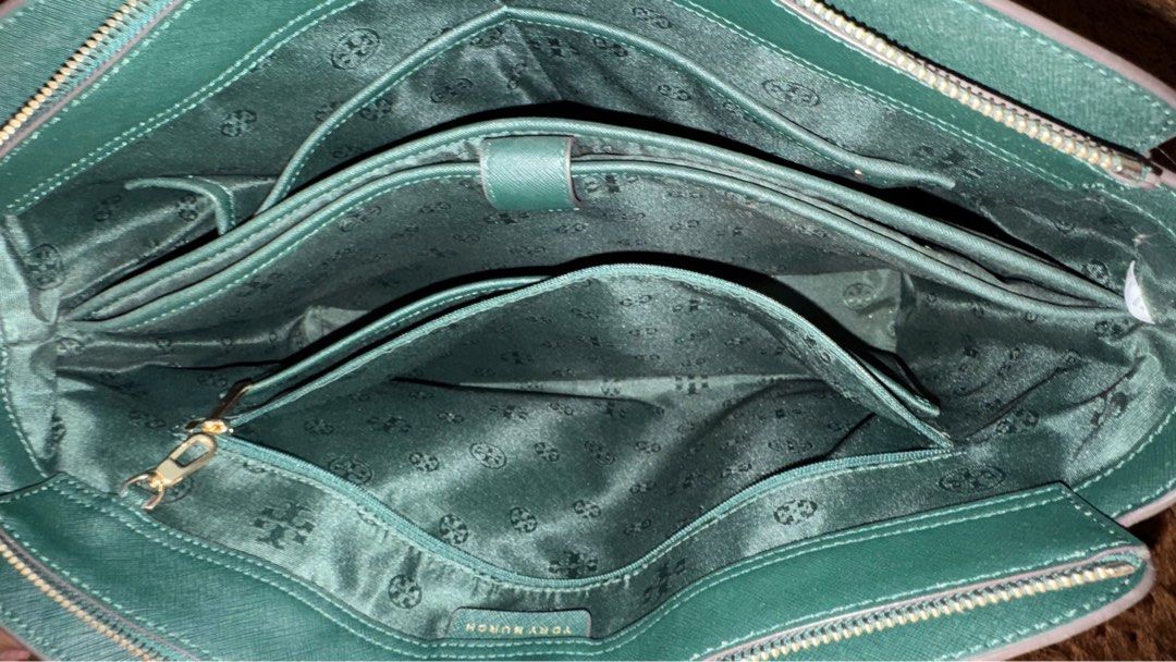 100% Authentic Tory Burch Emerald Green Shoulder Bag (Category: Shoulder Bags) located in Quezon City. Submitted by wear.again.ph (Listing ID 1469514024, Image 2). Description: 🩵 Negotiable 🩵 Can fit 13 inch Macbook 🩵 No issues 🩵 Condition: 10/10 🩵 Used once only 🩵 No inclusions.