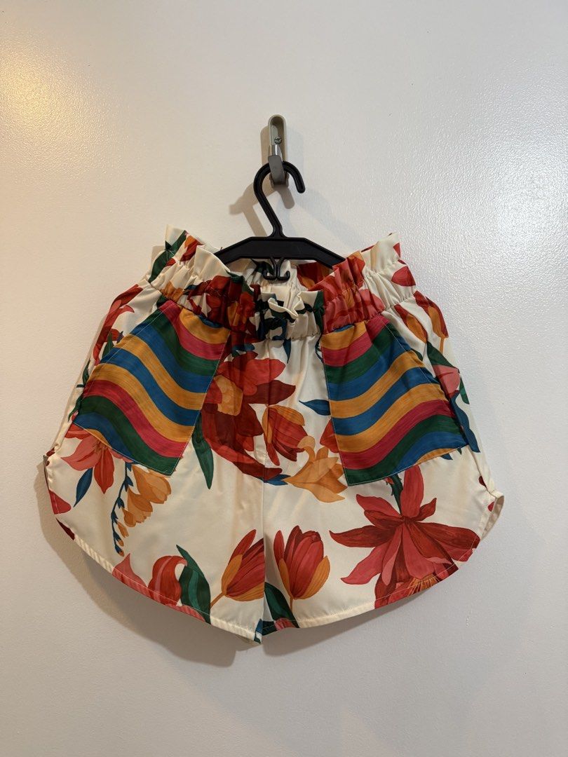 10PCS SHEIN COORDS (Category: Sleeveless) located in Mandaluyong City. Submitted by deanescloset (Listing ID 1469511578, Image 2). Description: - Brand: Shein - Design: Green and white palm tree print - Neckline: V-neck with front tie string - Sleeves: Long balloon sleeves with patterned cuffs - Fit: Crop top, short length cut - Material: Soft and comfortable fabric - Ideal for: Warm weather, beach trips, and vacations.