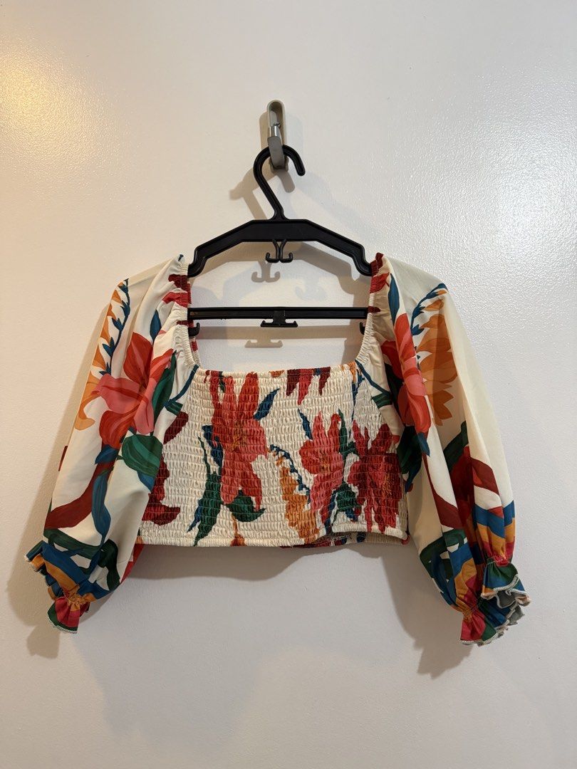 10PCS SHEIN COORDS (Category: Sleeveless) located in Mandaluyong City. Submitted by deanescloset (Listing ID 1469511578, Image 1). Description: - Brand: Shein - Design: Green and white palm tree print - Neckline: V-neck with front tie string - Sleeves: Long balloon sleeves with patterned cuffs - Fit: Crop top, short length cut - Material: Soft and comfortable fabric - Ideal for: Warm weather, beach trips, and vacations.